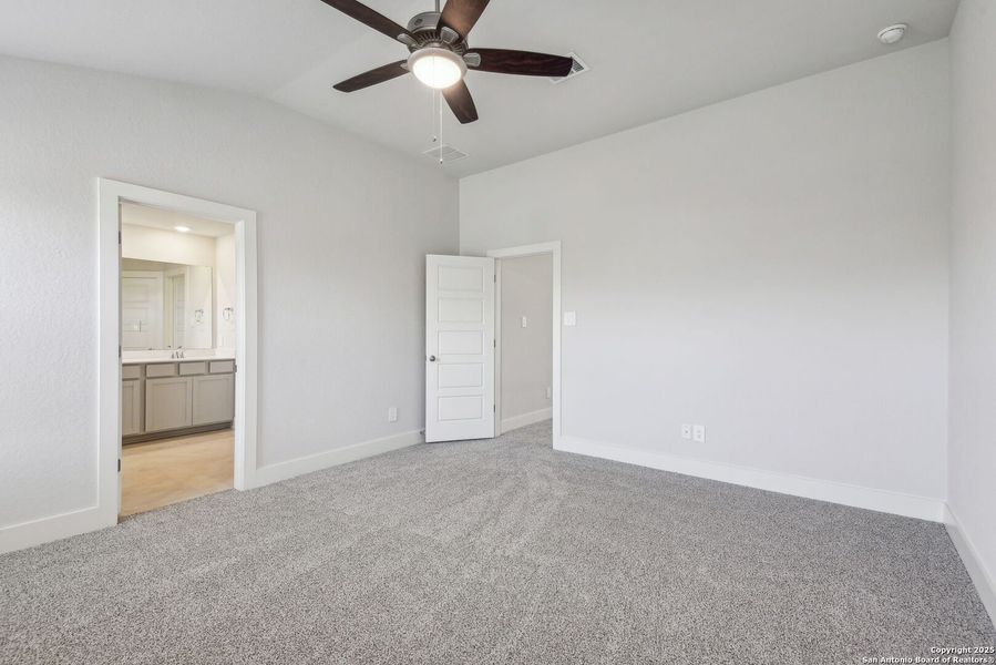 Spacious, unfurnished interior of a new home in Thomas Pond, San Antonio (Image 36).