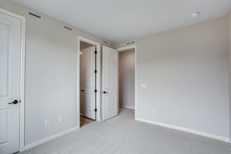 Spacious, unfurnished interior of a new home in Sugar Mill Village, Longmont (Image 13).