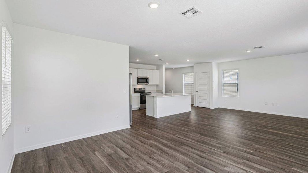 Spacious, unfurnished interior of a new home in Avalon Park Tavares, Tavares (Image 20).