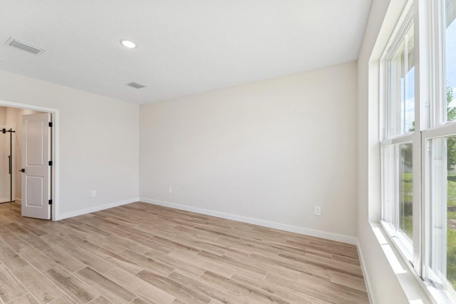 Spacious, unfurnished interior of a new home in , Fort Pierce (Image 38).