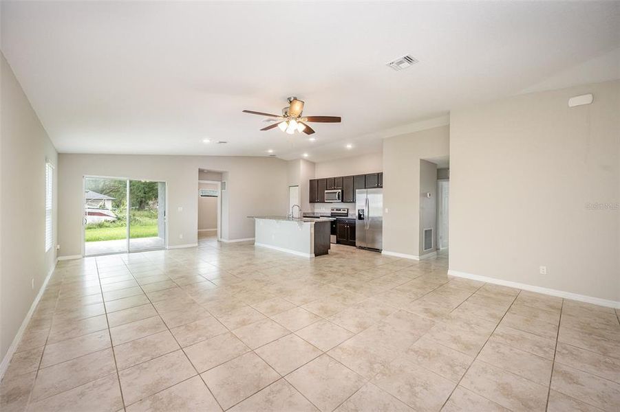 Spacious, unfurnished interior of a new home in , Palm Bay (Image 10).