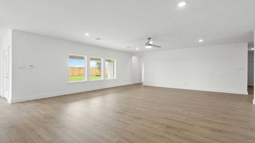 Spacious, unfurnished interior of a new home in Riverside Estates, Mont Belvieu (Image 12).