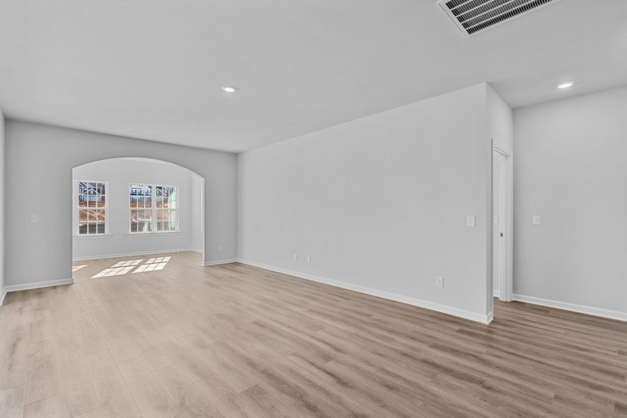 Spacious, unfurnished interior of a new home in Fieldstone, Lexington (Image 19).