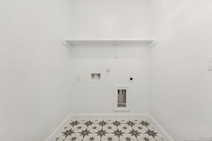 Spacious, unfurnished interior of a new home in Davis Ranch 50', San Antonio (Image 33).