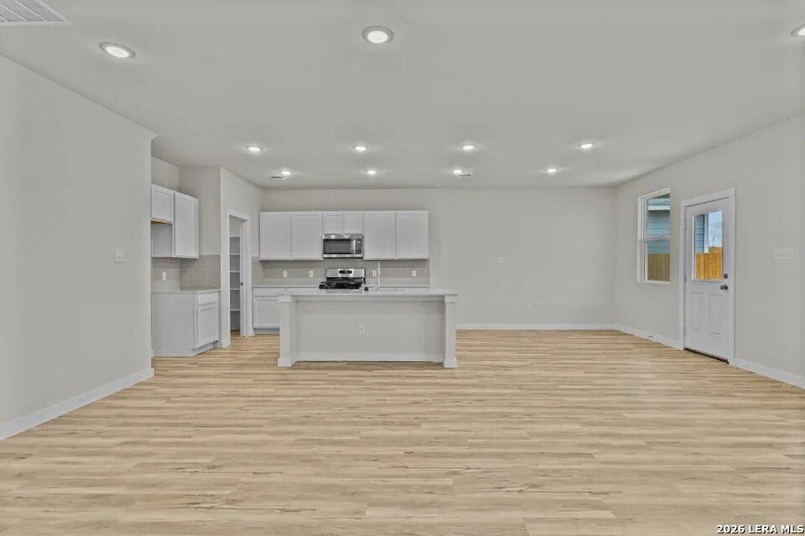 Spacious, unfurnished interior of a new home in Applewhite Meadows, San Antonio (Image 11).