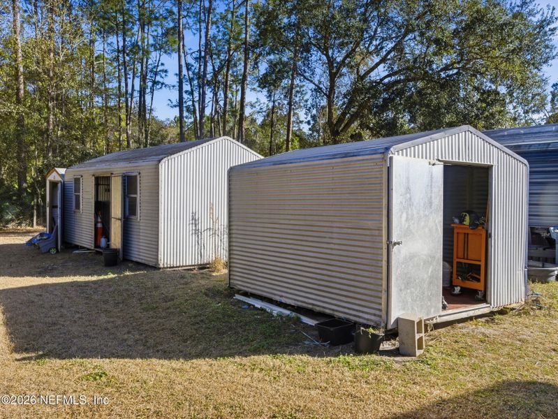 Exterior details and patio area of a home in , Palatka (Image 23).