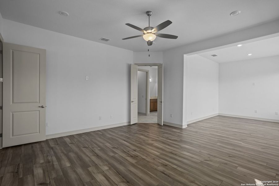 Spacious, unfurnished interior of a new home in Highland Estates, San Antonio (Image 37).