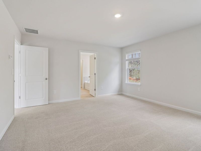 Spacious, unfurnished interior of a new home in Ivey Township, Dallas (Image 16).