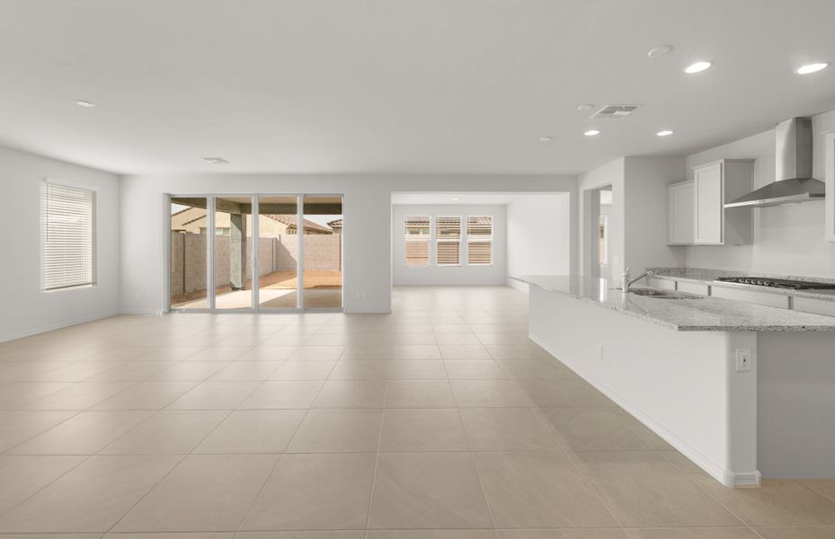 Spacious, unfurnished interior of a new home in Allen Ranches, Litchfield Park (Image 28).