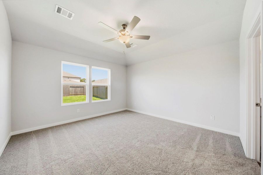 Spacious, unfurnished interior of a new home in Caney Mills, Conroe (Image 11).