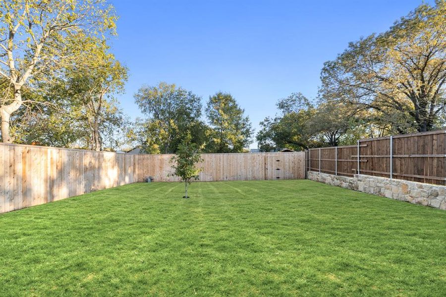 Exterior details and patio area of a home in , Dallas (Image 4).