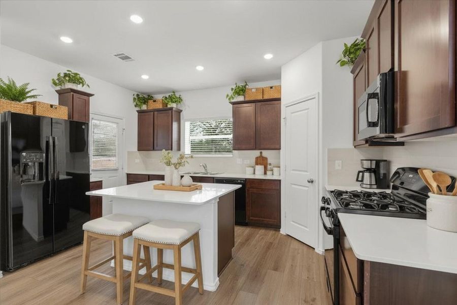 Kitchen-VS-Refrigerator included! Kitchen-VS-Refrigerator included!