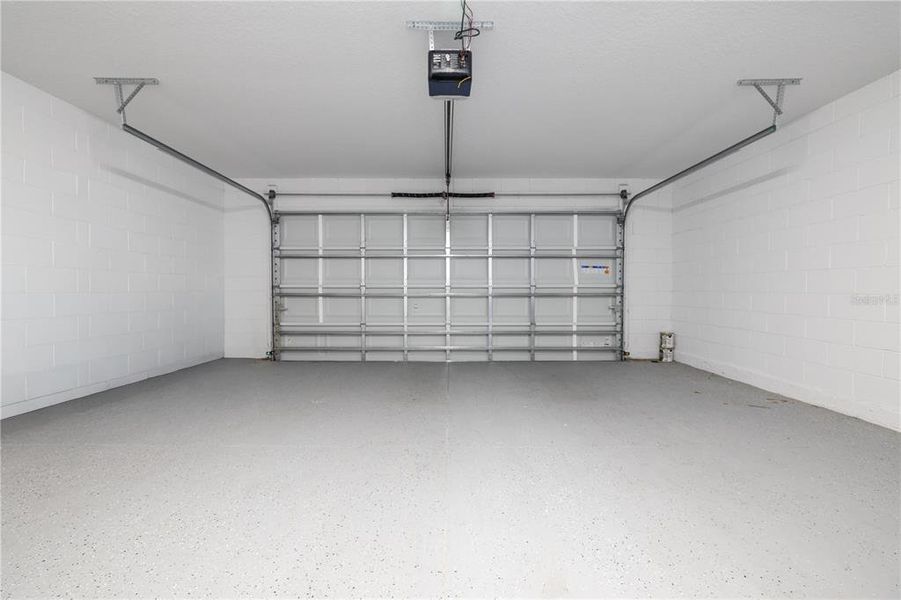 Spacious, unfurnished interior of a new home in , Orange City (Image 14).