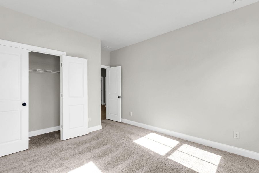 Spacious, unfurnished interior of a new home in Tidewater at Lakes of Cane Bay, Summerville (Image 10).