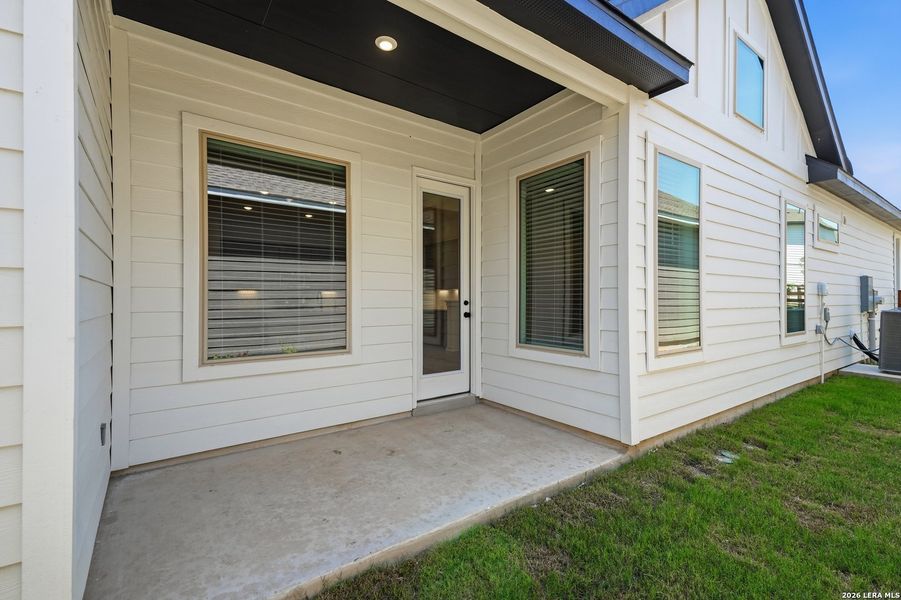 Exterior details and patio area of a home in The Crossvine, Schertz (Image 25).