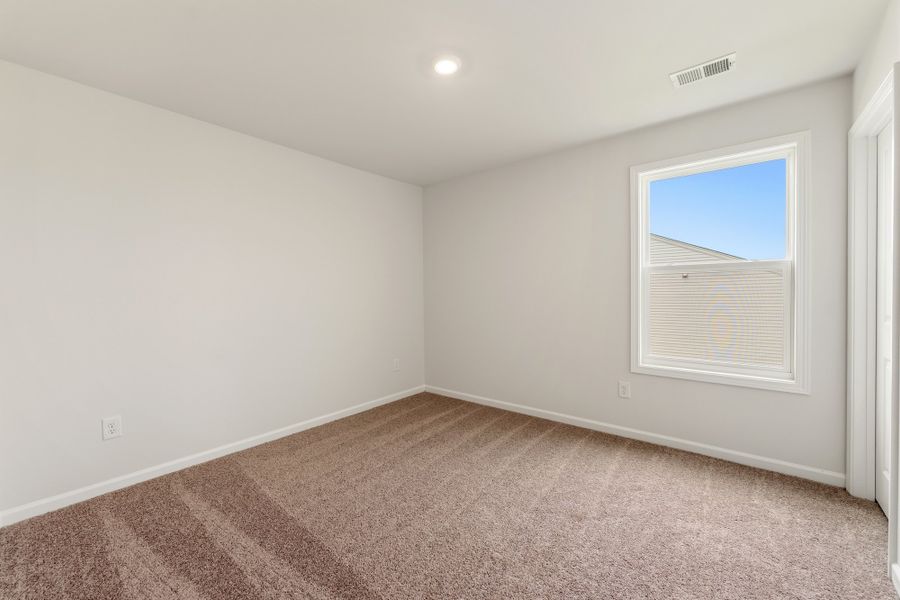 Spacious, unfurnished interior of a new home in Dove Hollow, Chesnee (Image 31).