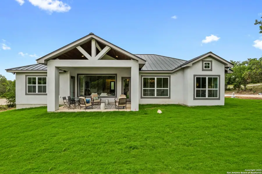 Exterior details and patio area of a home in Alamo Estates, San Antonio (Image 25).