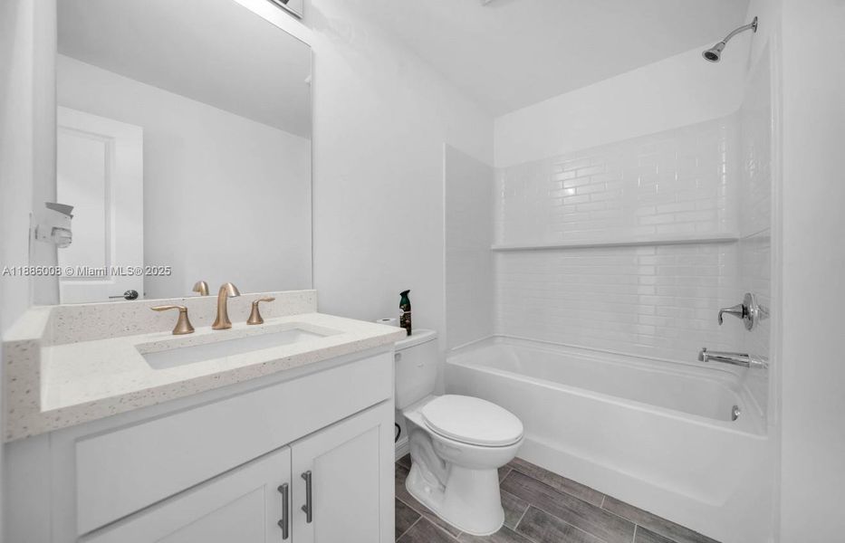 Furnished interior view inside a new home in , Cape Coral (Image 9).