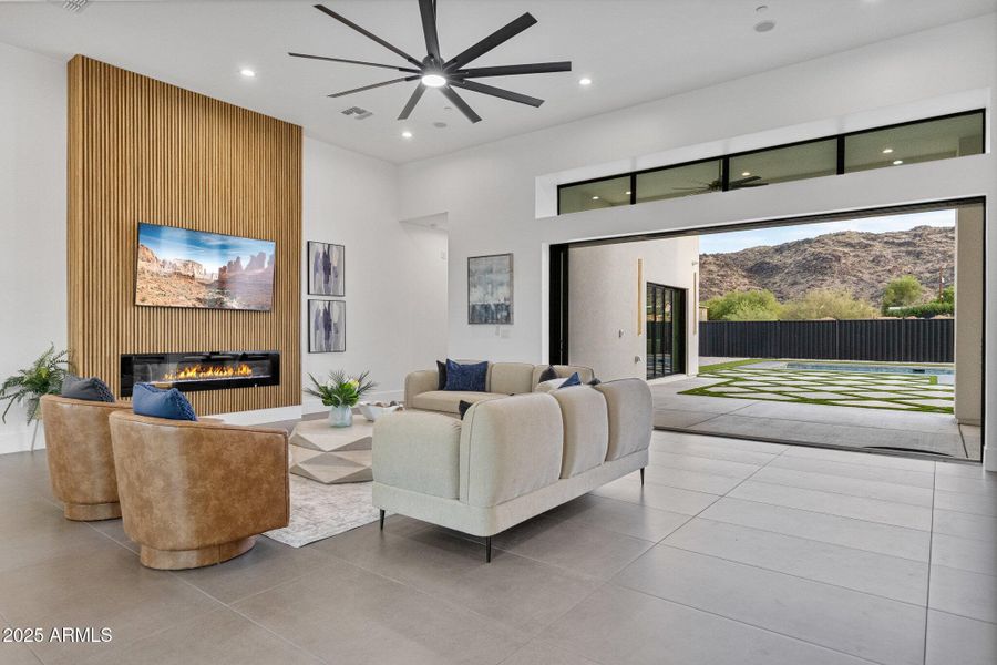 Telescoping Glass Wall Reveals Back