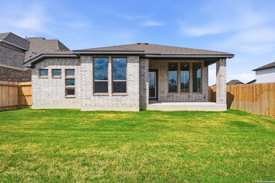 Exterior details and patio area of a home in Haby Hill 50s, San Antonio (Image 4).