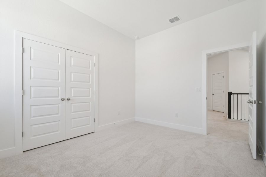 Spacious, unfurnished interior of a new home in Persimmon, Buda (Image 22).