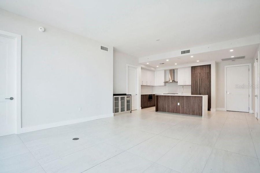 Spacious, unfurnished interior of a new home in , St. Petersburg (Image 25).