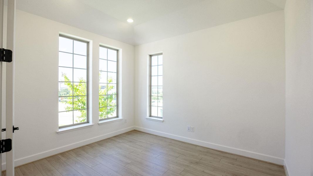 Spacious, unfurnished interior of a new home in Lariat 60', Liberty Hill (Image 9).