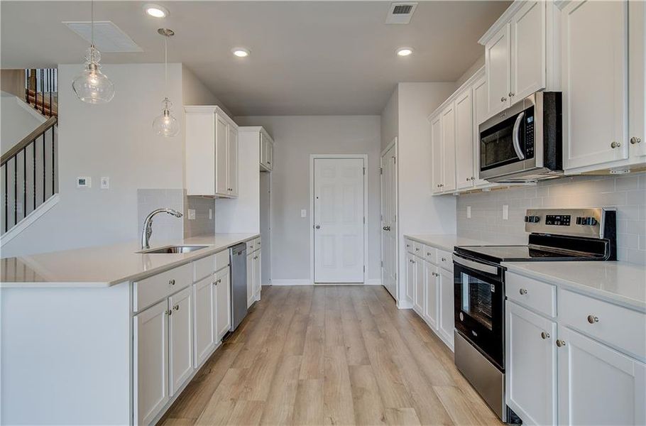 Furnished interior view inside a new home in Chapel Hill, Newnan (Image 5).