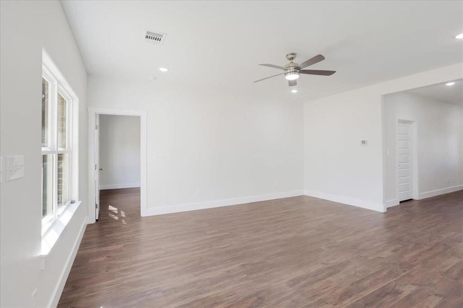 Spacious, unfurnished interior of a new home in , Sherman (Image 11).