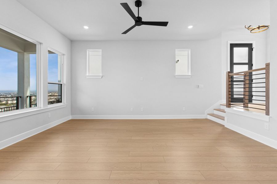 Spacious, unfurnished interior of a new home in The Point at Rough Hollow, Lakeway (Image 12).