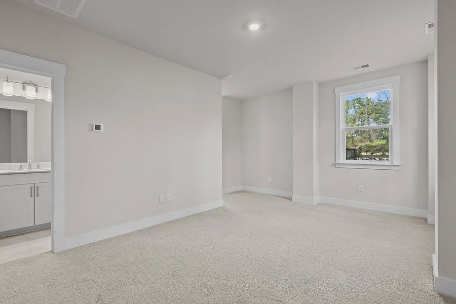 Spacious, unfurnished interior of a new home in Harbor Oaks Marina, Myrtle Beach (Image 23).