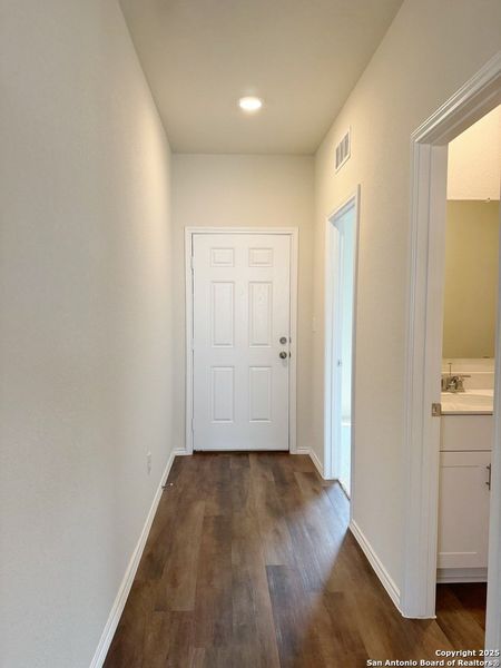 Spacious, unfurnished interior of a new home in Santa Clara, Converse (Image 17). Spacious, unfurnished interior of a new home in Santa Clara, Converse (Image 17).