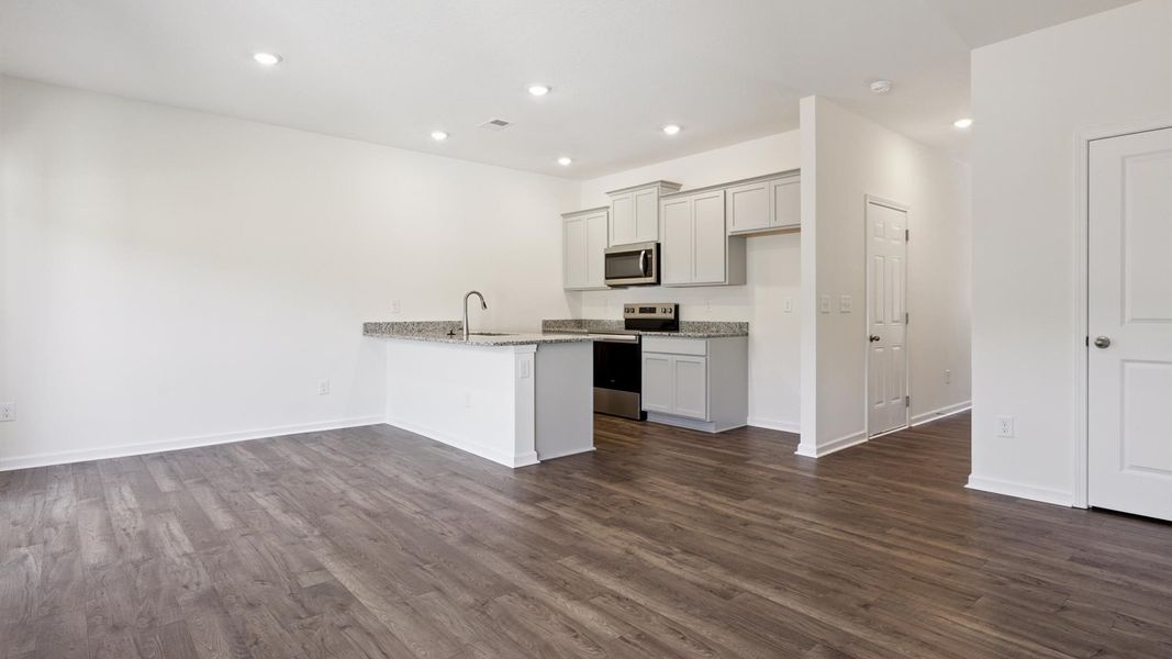 Spacious, unfurnished interior of a new home in Cherokee Crossing, Kodak (Image 8).