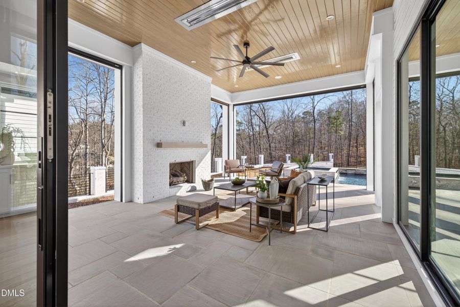 Phantom & Vinyl Screen Porch