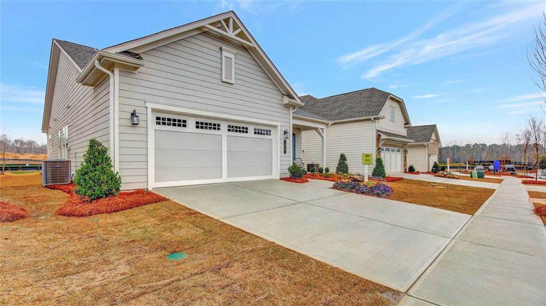 Exterior details and patio area of a home in , Deland (Image 4).