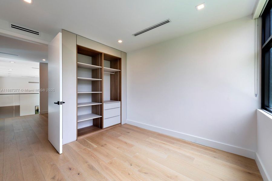 Spacious, unfurnished interior of a new home in , Pinecrest (Image 21).