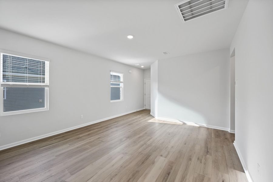 Spacious, unfurnished interior of a new home in , Summerville (Image 11).