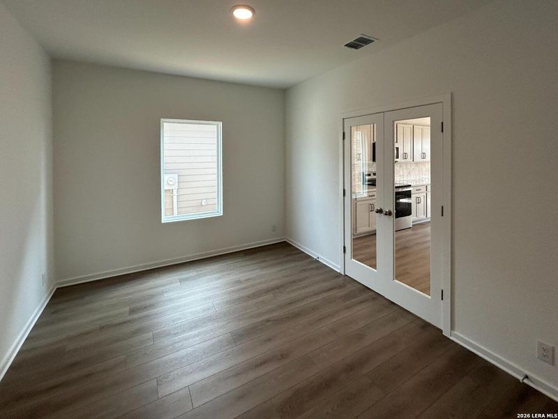 Spacious, unfurnished interior of a new home in Hennersby Hollow, San Antonio (Image 16).