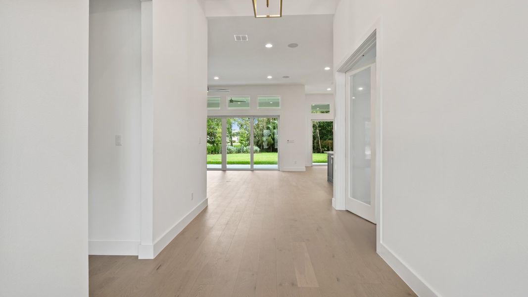Spacious, unfurnished interior of a new home in Southern Hills, Brooksville (Image 10).
