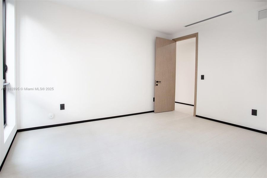 Spacious, unfurnished interior of a new home in , Miami (Image 20).
