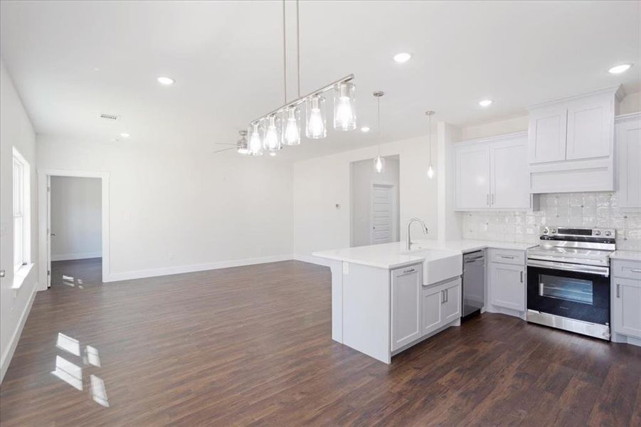 Spacious, unfurnished interior of a new home in , Sherman (Image 13).