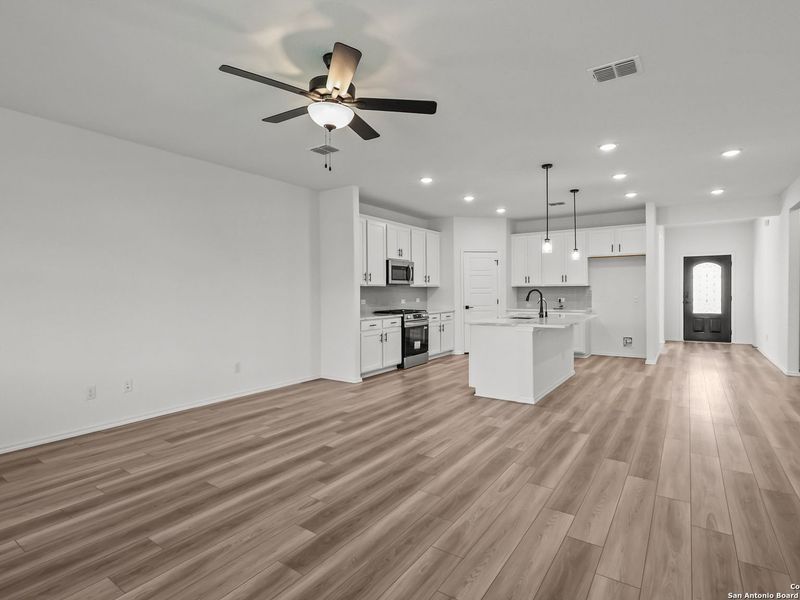 Spacious, unfurnished interior of a new home in Comanche Ridge, San Antonio (Image 31).