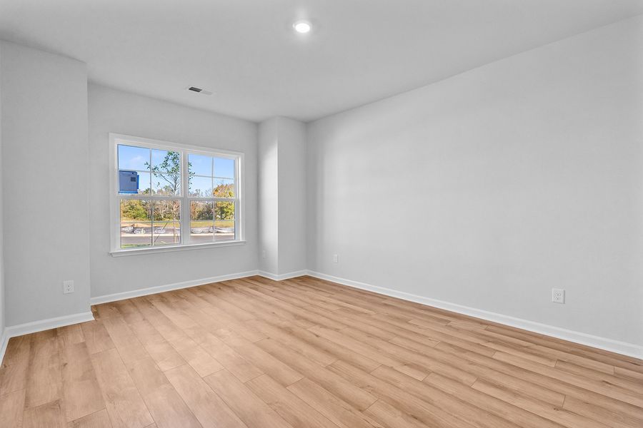 Spacious, unfurnished interior of a new home in Fieldstone, Lexington (Image 27).