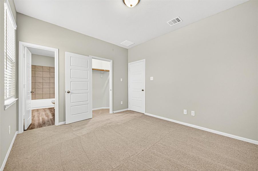 Spacious, unfurnished interior of a new home in Sunterra, Katy (Image 32). Spacious, unfurnished interior of a new home in Sunterra, Katy (Image 32).