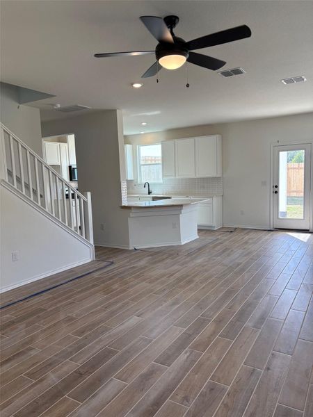 Spacious, unfurnished interior of a new home in Creekside at Estancia, Austin (Image 21). Spacious, unfurnished interior of a new home in Creekside at Estancia, Austin (Image 21).