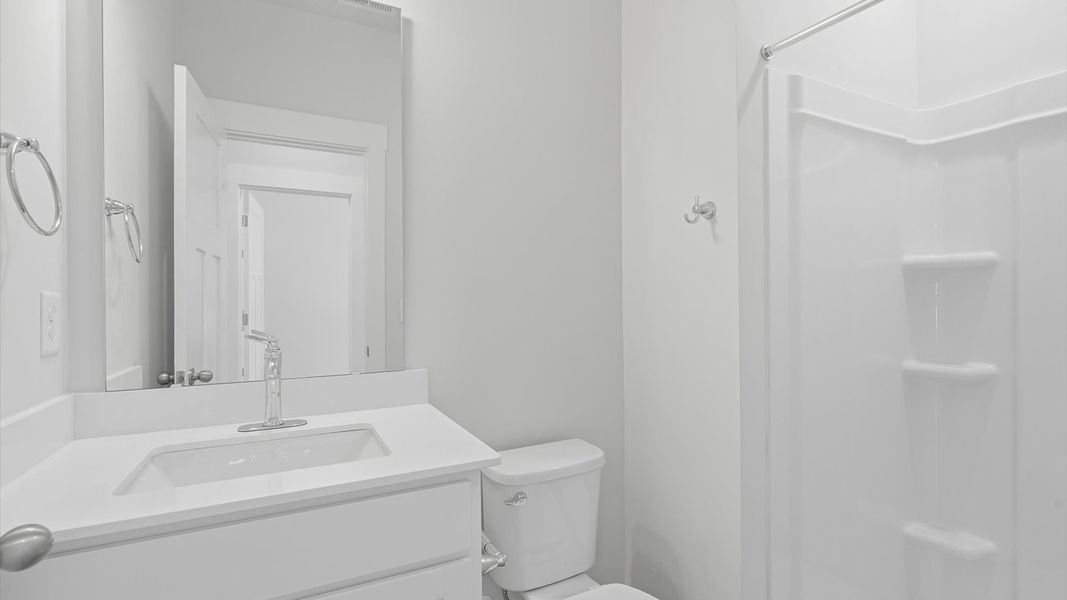 Top-notch bathroom with current fixtures, tasteful materials, and elevated charm by DRB Homes Top-notch bathroom with current fixtures, tasteful materials, and elevated charm by DRB Homes