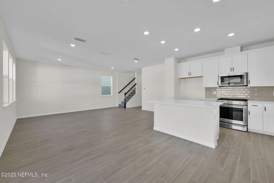 Spacious, unfurnished interior of a new home in Murray Farms, Middleburg (Image 21).