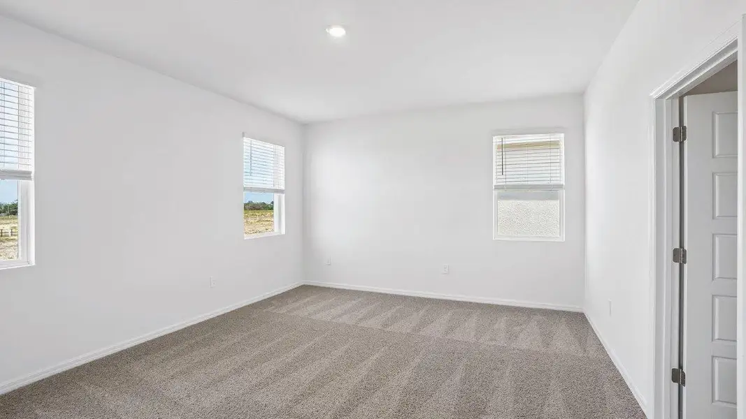 Spacious, unfurnished interior of a new home in Harmony at Lake Eloise, Winter Haven (Image 27).