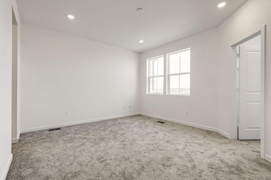 Spacious, unfurnished interior of a new home in Parterre, Thornton (Image 11).