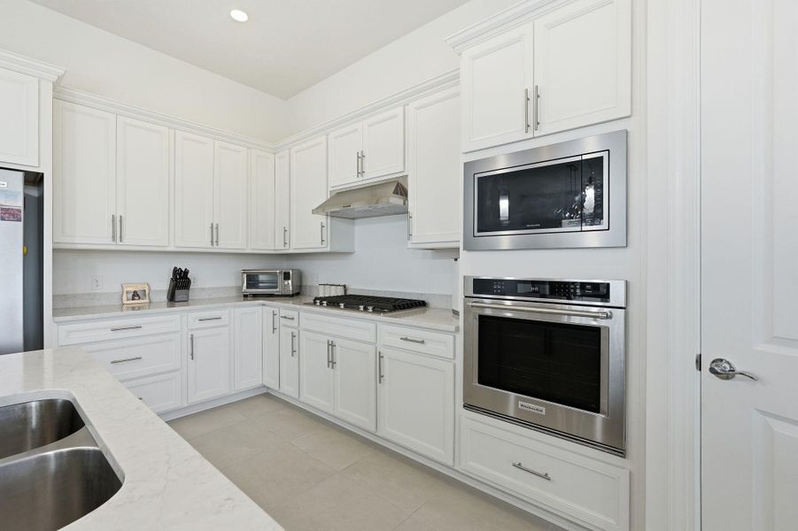 28-web-or-mls-10550_Northbrook_Cir_037